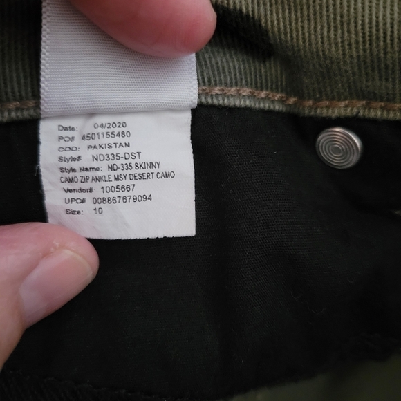 Nwot New Directions camo crop size 10 - Picture 5 of 5